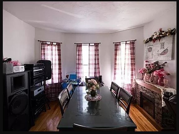 Dining area: Pictures from 3rd floor. 2nd floor has same layout