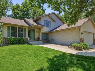 9953 Starlight Dr, Woodbury, MN 55125