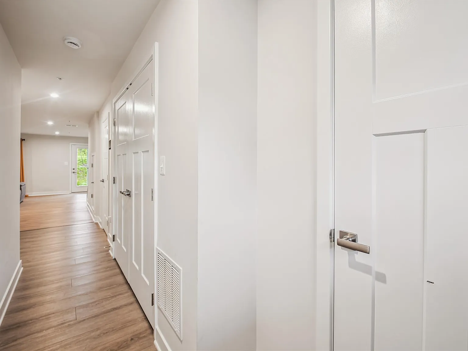 3 bed, 1930 sqft, $3,300 — Photo 3