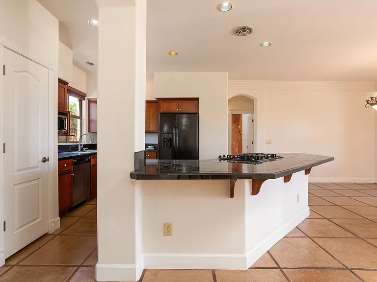 1029 E Blanton Dr — Photo 7