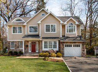 16 Ellers Dr, Chatham, NJ