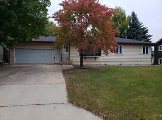 404 Meadowlark Ln, Dodge Center, MN 55927