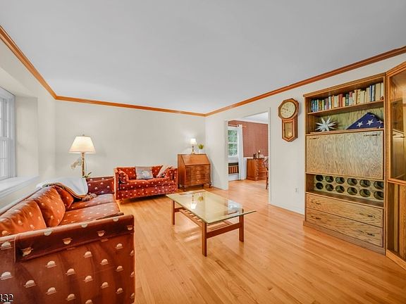 3rd image of 10 Diann Dr