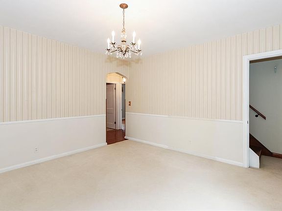 5th image of 11 W Henry Clay Ave