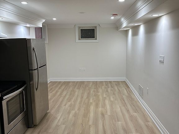 5th image of 93 Courtney Cres Unit 1