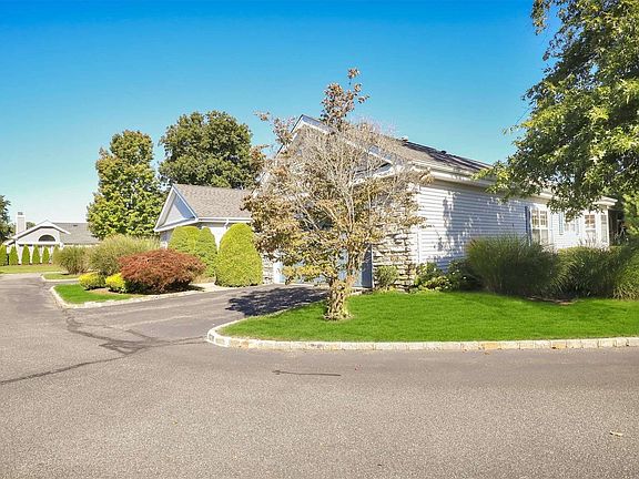 4th image of 472 Hampton Ct #472