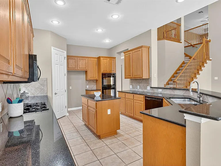 15136 Thatcher Dr — Photo 18