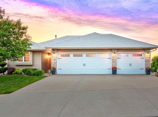 204 Winchester Cir, Council Bluffs, IA 51503