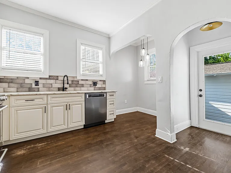 702 W Warren Ave — Photo 6