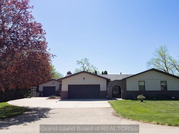 327 Pheasant Dr, Grand Island, NE 68801