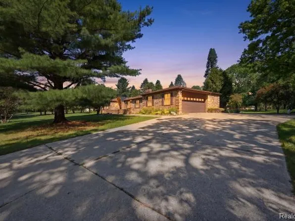 7020 Rattalee Lake Rd, Clarkston, MI 48348