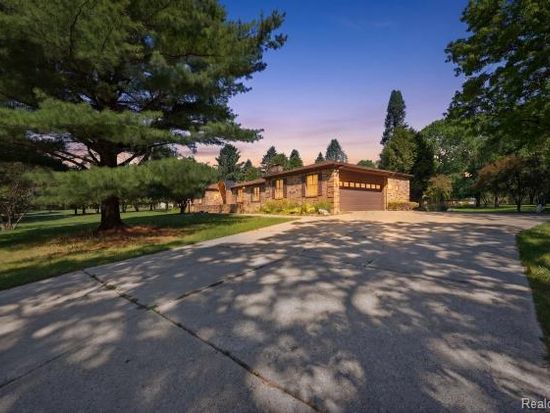 7020 Rattalee Lake Rd, Clarkston, MI 48348