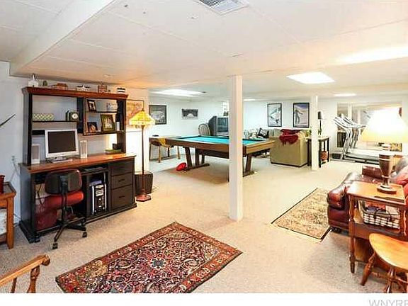 4th image of 10 Tanglewood Dr E