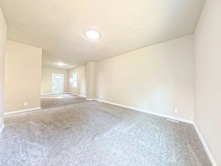715 Kirkwood Ave — Photo 2