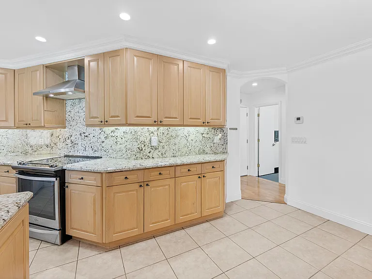 1051 NW 9th St — Photo 18