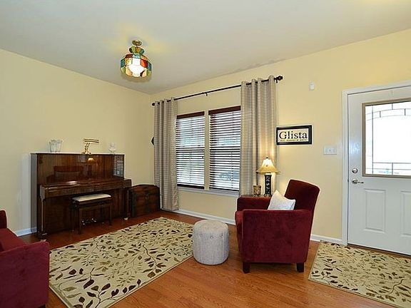 3rd image of 212 Heritage Dr