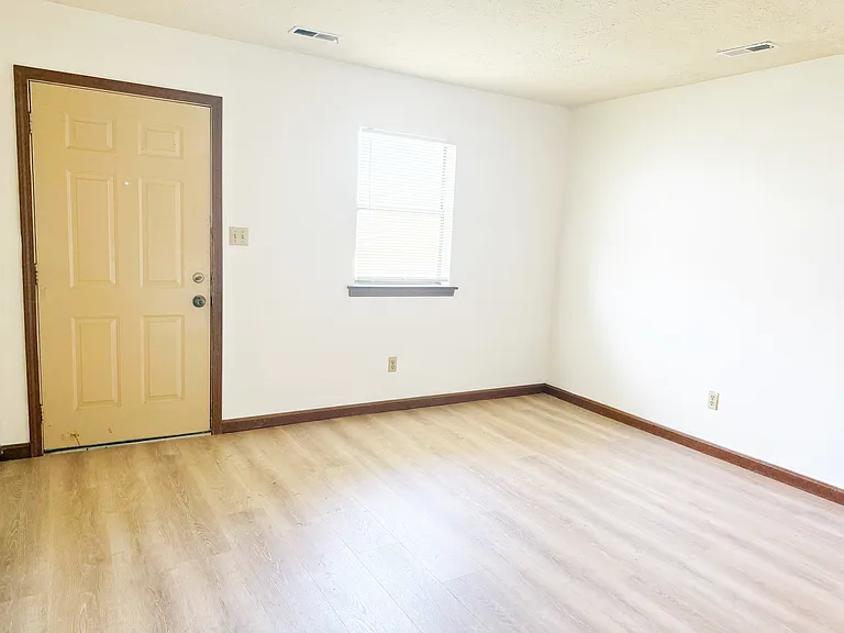 915 Pepper Tree Ln #C — Photo 3
