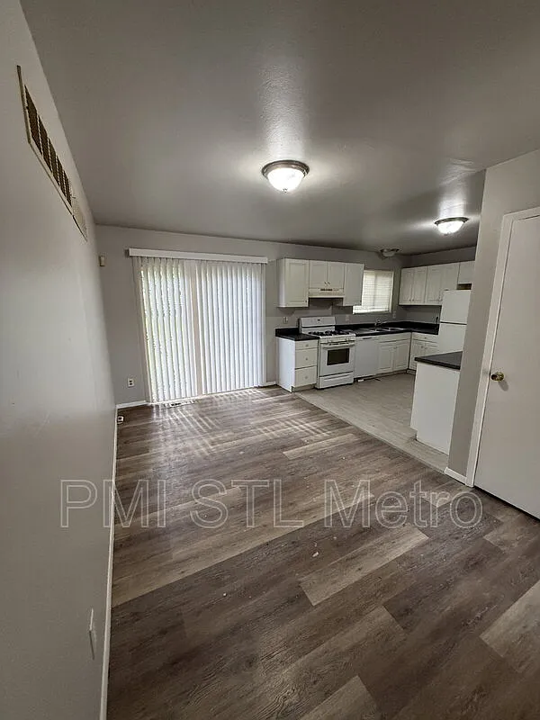 3 bed, 1.0 bath, 950 sqft, $1,310 — Photo 2