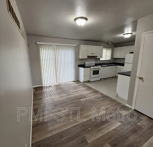 10435 Castle Dr — Photo 2