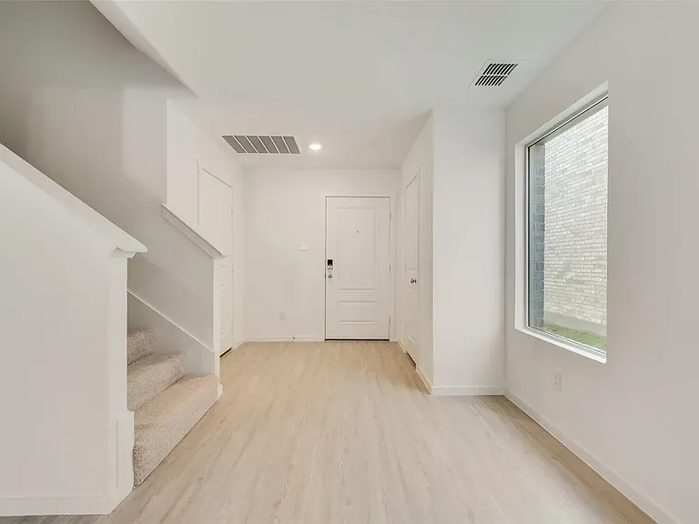 233 Ashbrook St — Photo 2