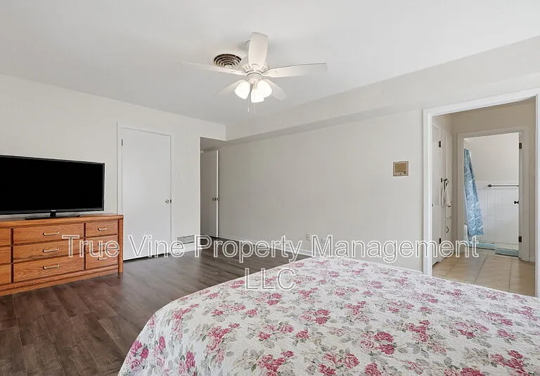 2423 W Gramercy Pl — Photo 19