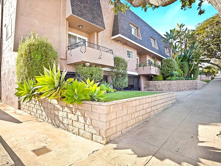 233 S Juanita Ave — Photo 1