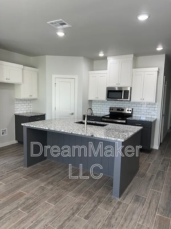 5 bed, 3.0 bath, 2300 sqft, $2,295 — Photo 3