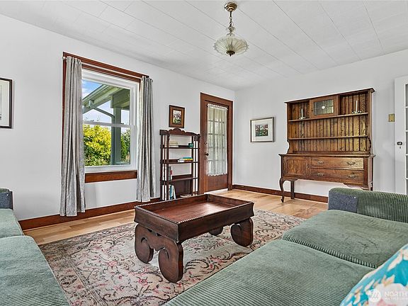 4th image of 208 Mead Avenue