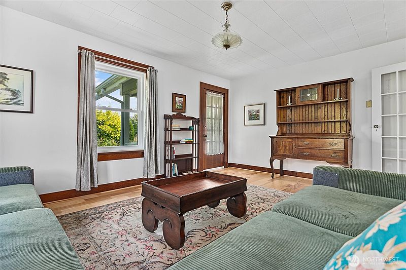 4th image of 208 Mead Avenue