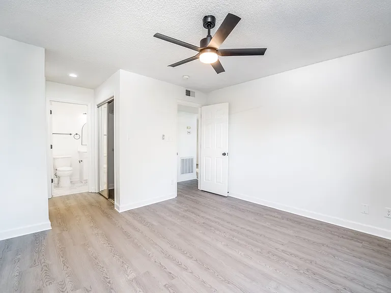 1107 W McGee St — Photo 18