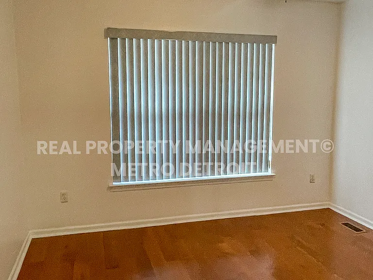 5560 Seabreeze Ln — Photo 16