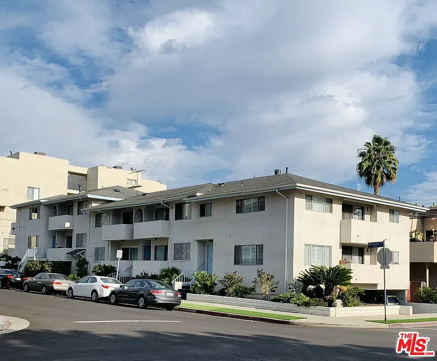 3 bed, 3.0 bath, 1850 sqft, $5,100 — Photo 2