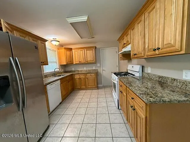 3 bed, 2.0 bath, 1495 sqft, $1,600 — Photo 2
