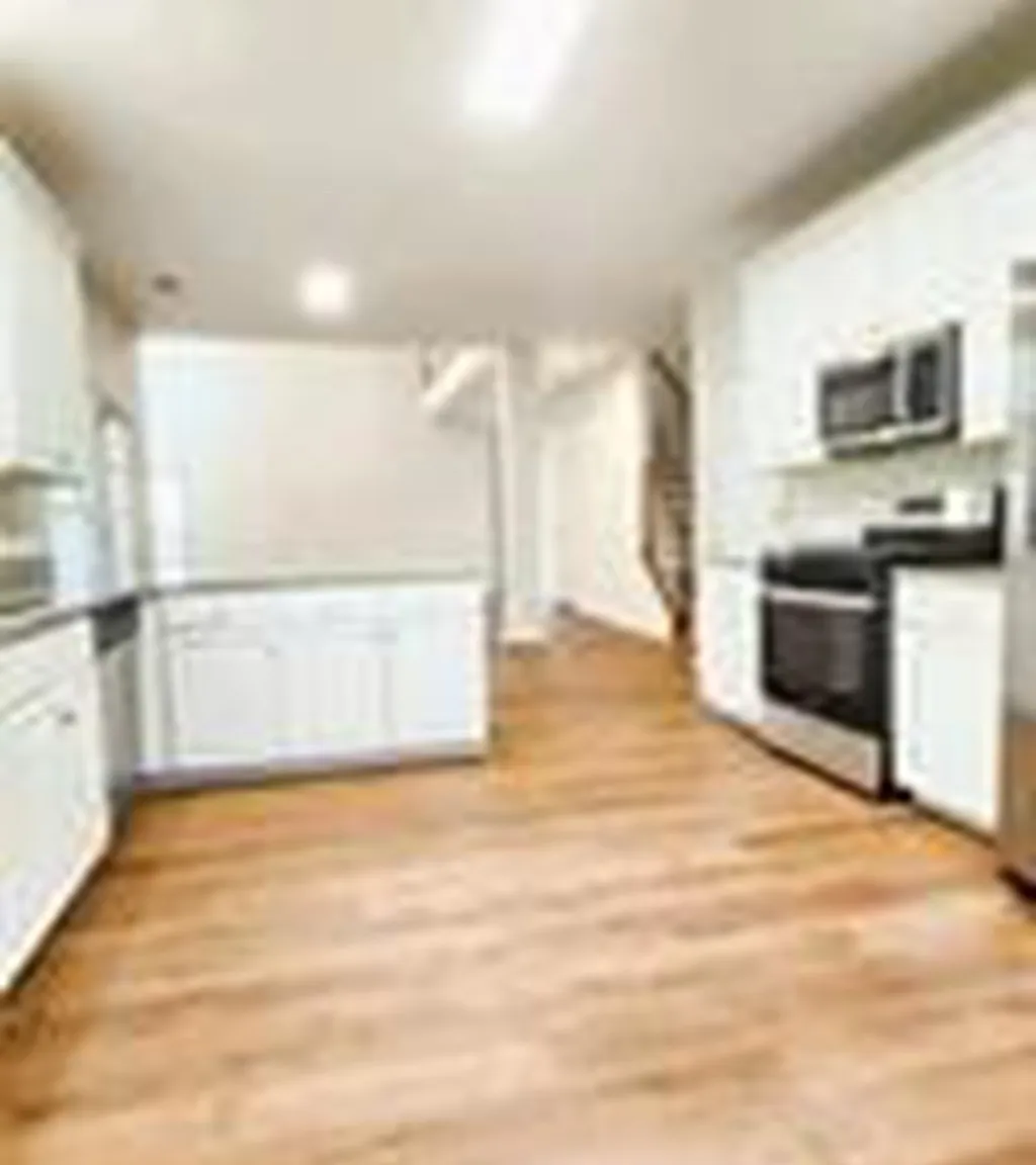 5 bed, 2.5 bath, 3040 sqft, $3,100 — Photo 4