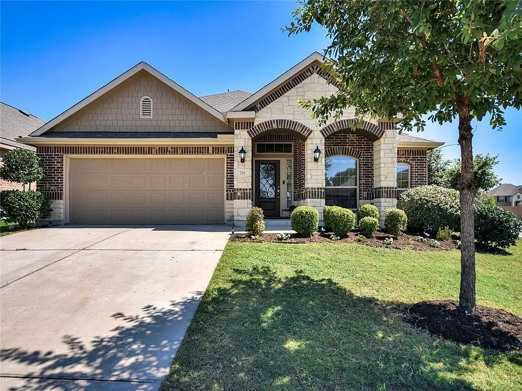 3 bed, 2.0 bath, 2061 sqft, $2,895 — Photo 1