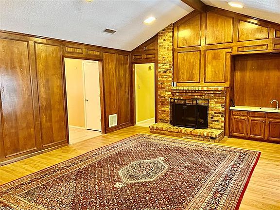 4th image of 2712 Wooded Acres Dr
