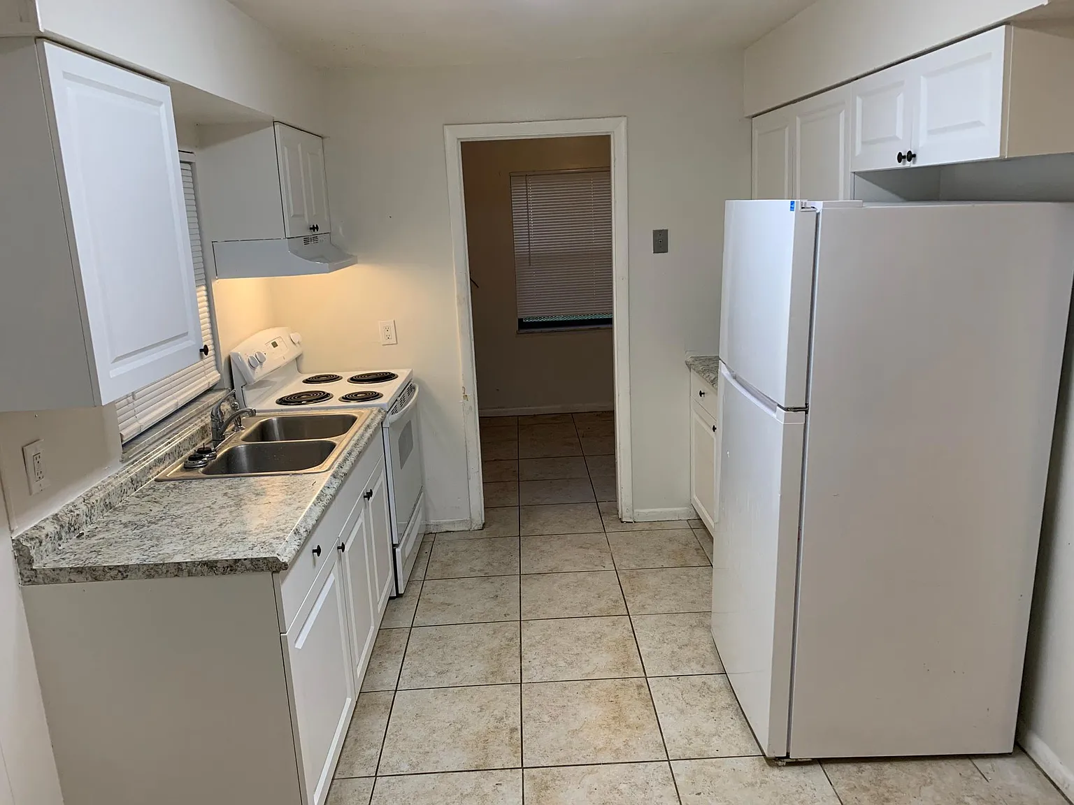 3 bed, 972 sqft, $1,800 — Photo 2