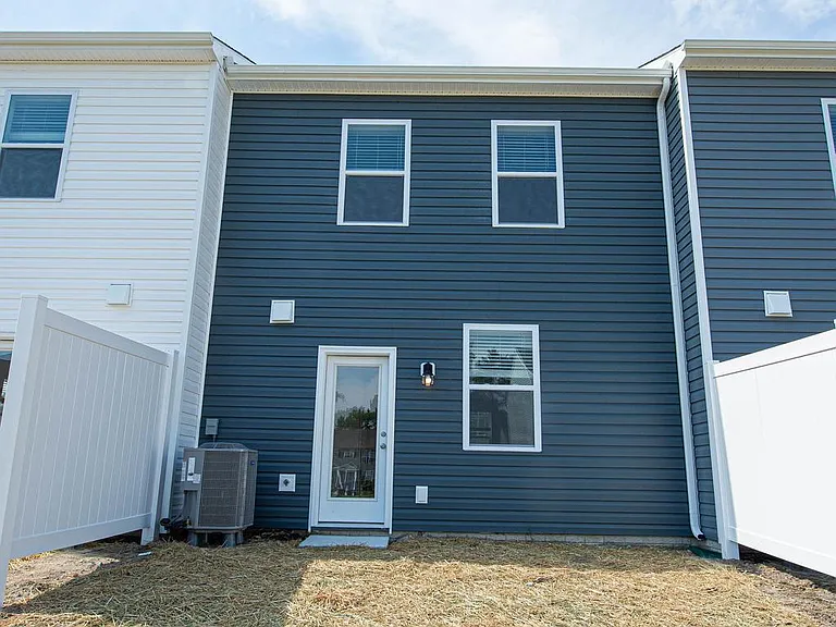 130 Willowtree Ln — Photo 8