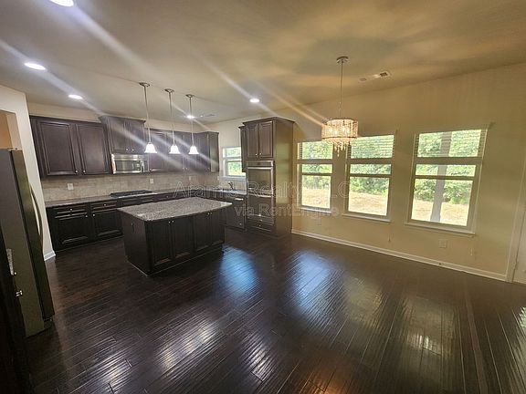 3rd image of 189 Aylesbury Blvd