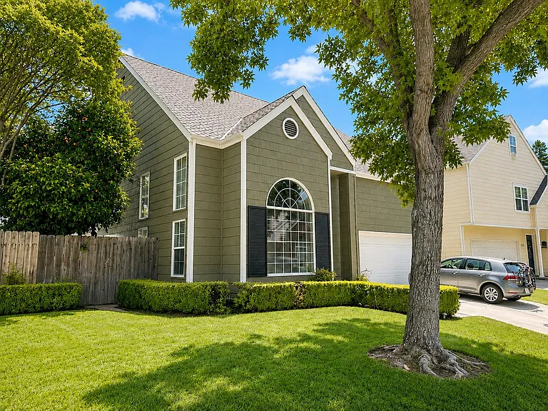 1047 E Monticello Cir — Photo 1