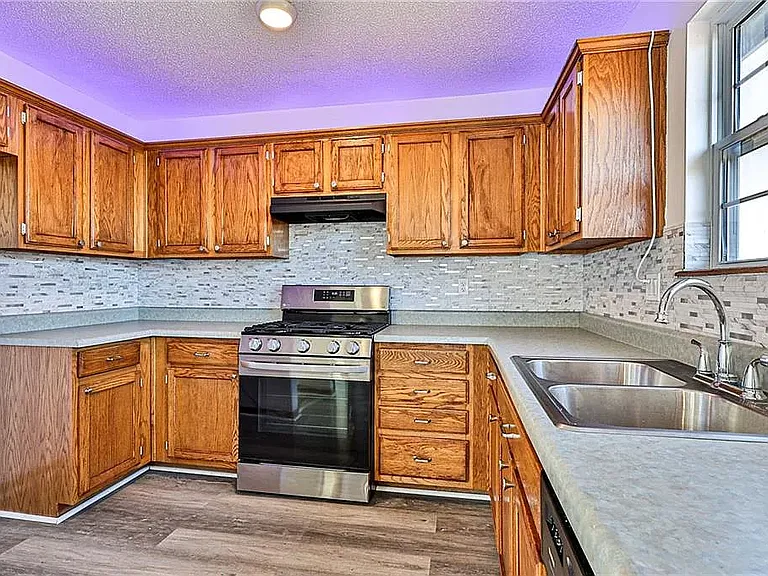 4010 E 16th Ct — Photo 2