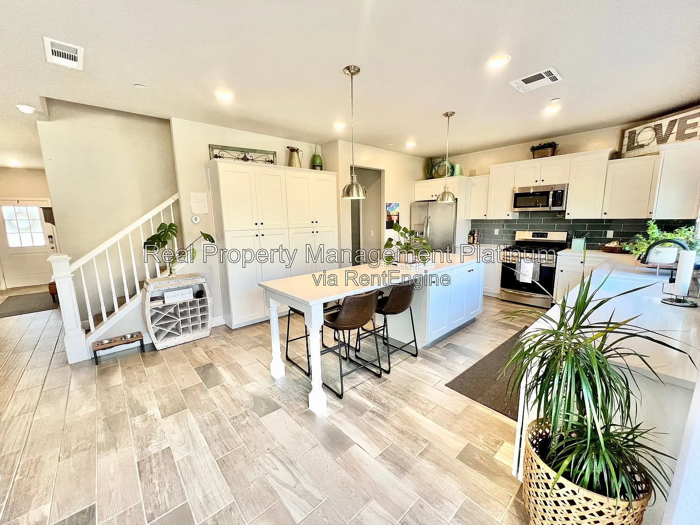 4 bed, 2.5 bath, 2022 sqft, $2,695 — Photo 3