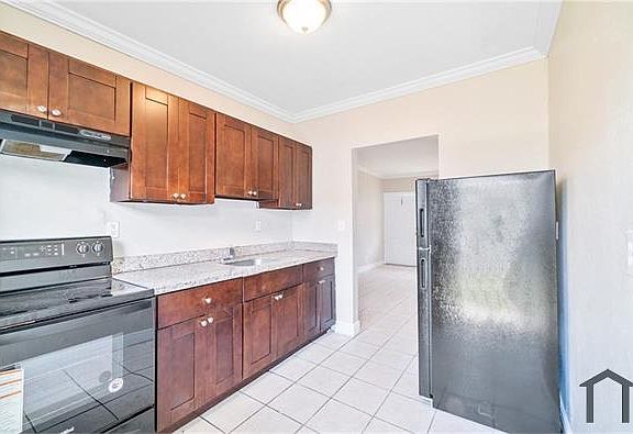 3rd image of 700 NW 14th Ter