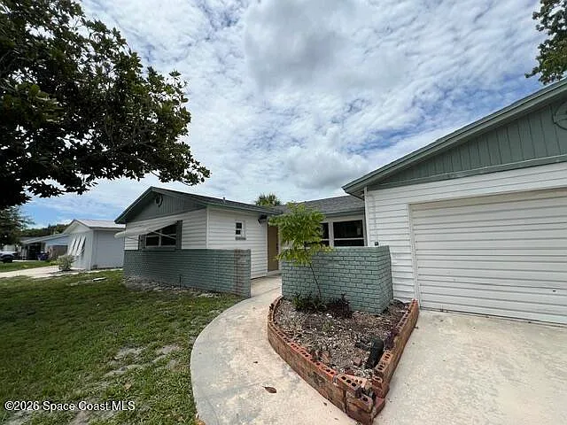 3 bed, 2.0 bath, 1482 sqft, $2,100 — Photo 3