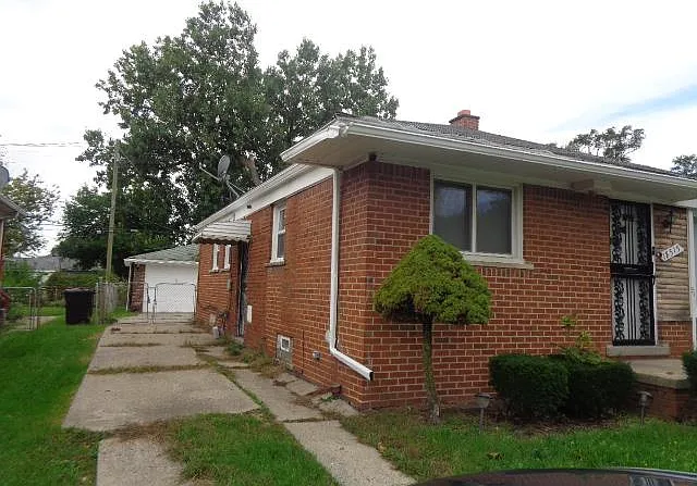 3 bed, 1.5 bath, 1227 sqft, $1,350 — Photo 4