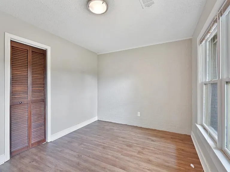 326 Mathews Ave #B — Photo 16