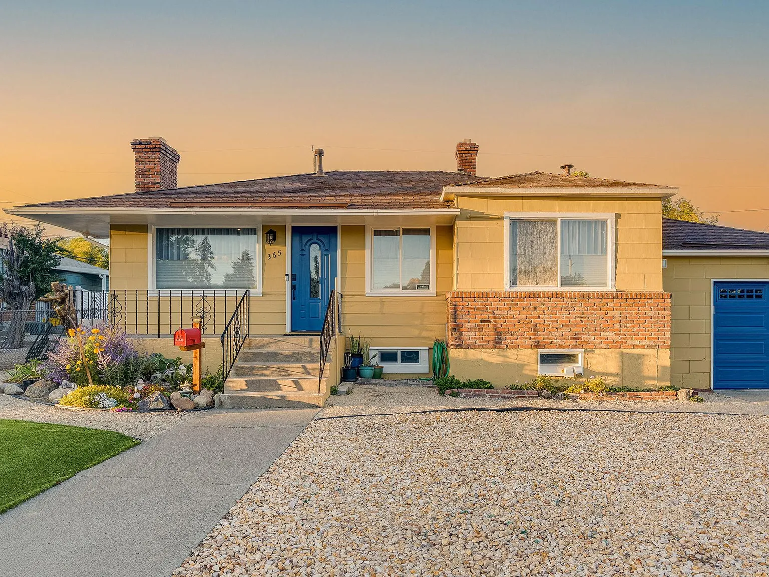 365 W Plumb Ln — Photo 2