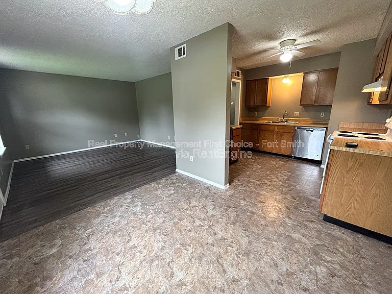 6719 Independence St — Photo 5