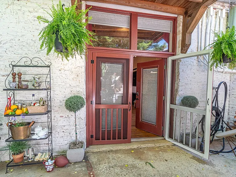 585 White Cir #402 — Photo 4