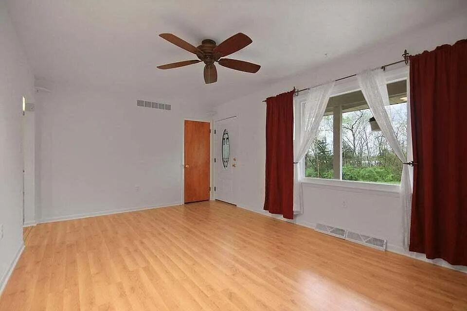 3 bed, 1.5 bath, 1100 sqft, $1,450 — Photo 3